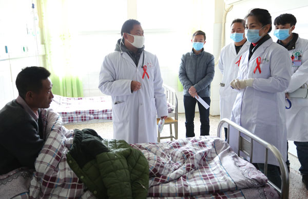 專家在布拖縣人民醫院、特木里中心衛生院查房、會診