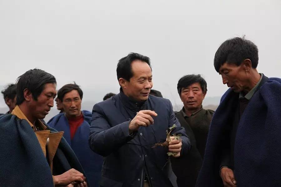 “兩會”前耿福能在布拖縣火燈村調(diào)研